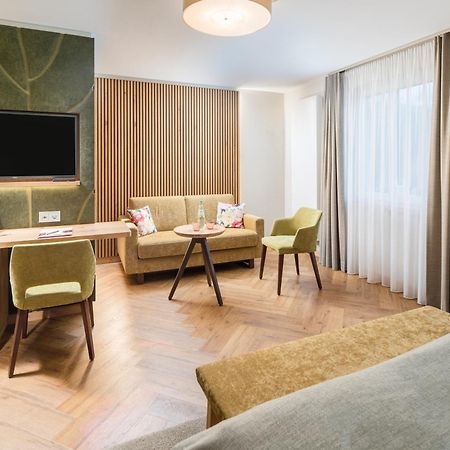 Parkhotel Gueldene Berge ไวเซนเฟลส์ ภายนอก รูปภาพ