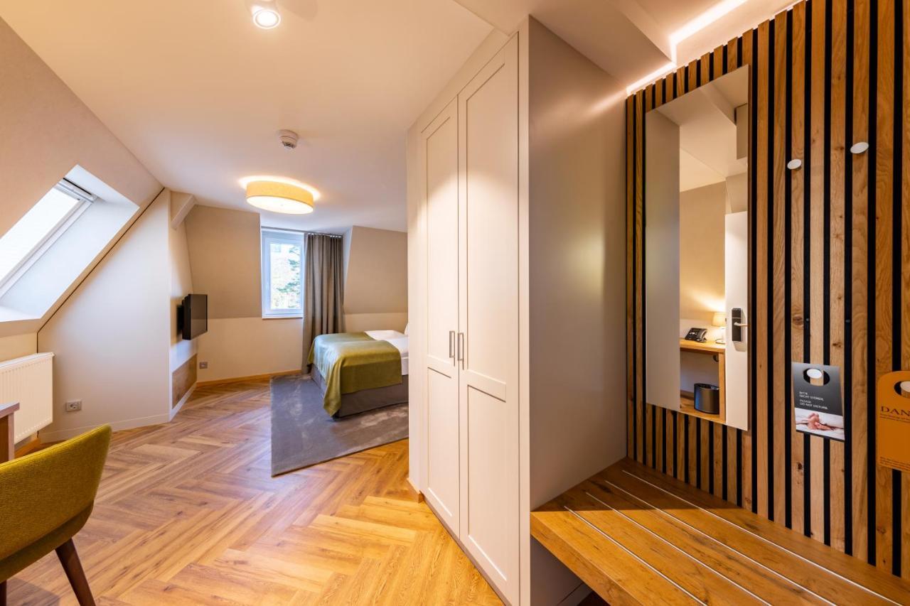 Parkhotel Gueldene Berge ไวเซนเฟลส์ ภายนอก รูปภาพ
