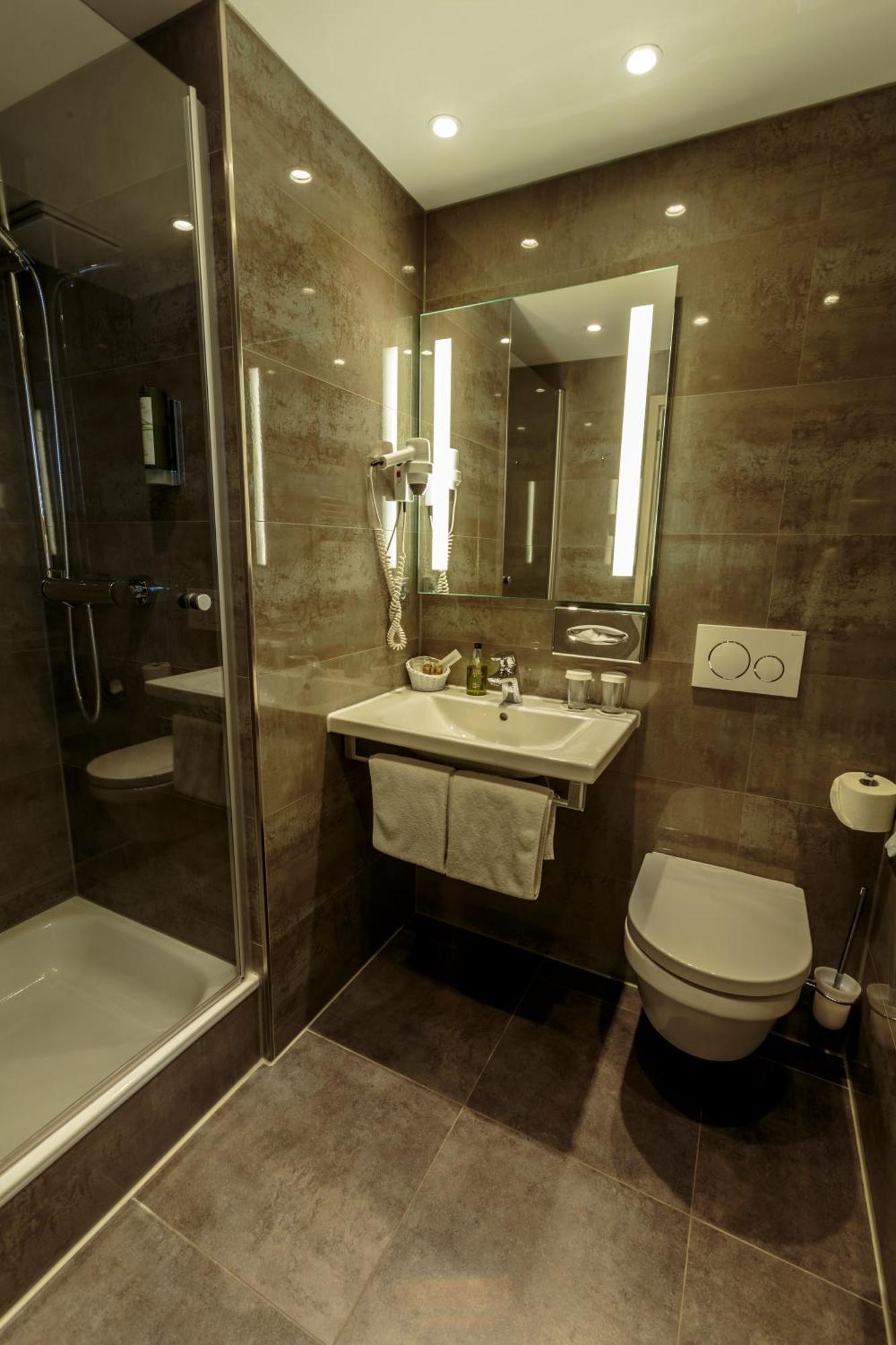 Parkhotel Gueldene Berge ไวเซนเฟลส์ ภายนอก รูปภาพ