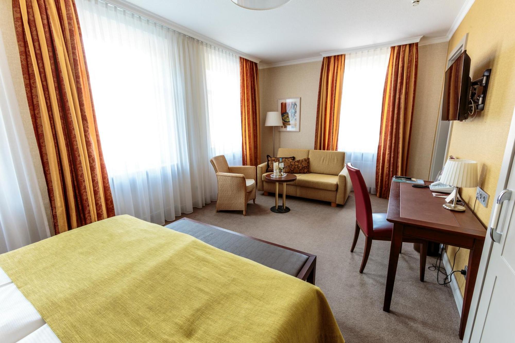 Parkhotel Gueldene Berge ไวเซนเฟลส์ ภายนอก รูปภาพ
