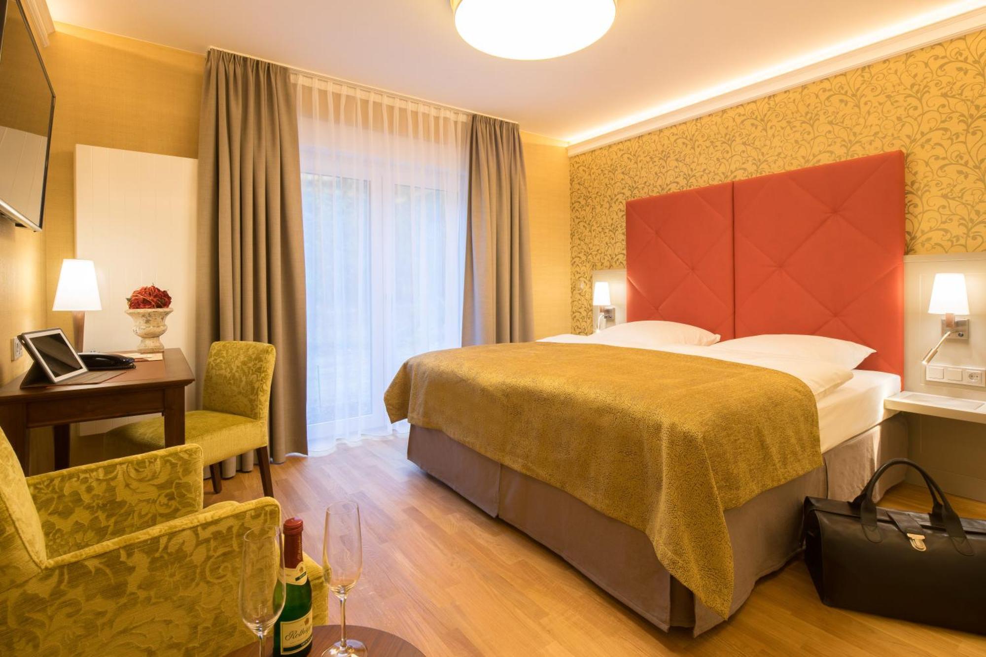 Parkhotel Gueldene Berge ไวเซนเฟลส์ ภายนอก รูปภาพ
