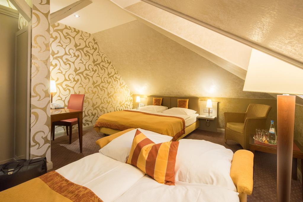 Parkhotel Gueldene Berge ไวเซนเฟลส์ ภายนอก รูปภาพ