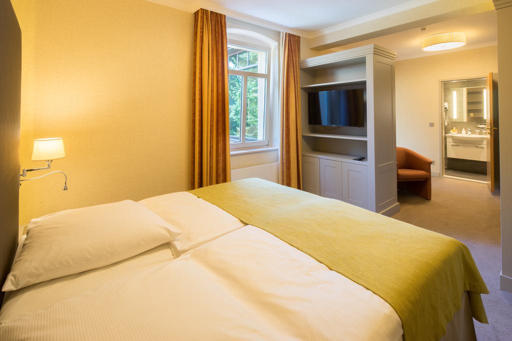 Parkhotel Gueldene Berge ไวเซนเฟลส์ ภายนอก รูปภาพ
