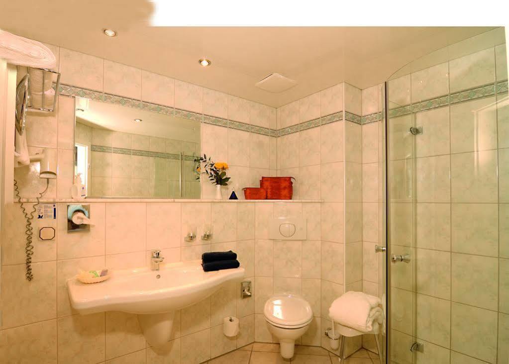 Parkhotel Gueldene Berge ไวเซนเฟลส์ ภายนอก รูปภาพ